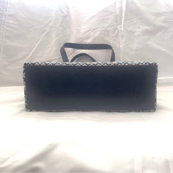 Tommy Hilfiger Satchel – Iconic Style & Practical Design - Picture 5 of 12